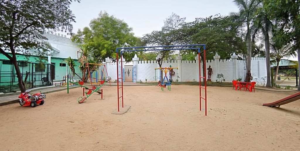 Royal Club Hotel Madras Buitenkant foto