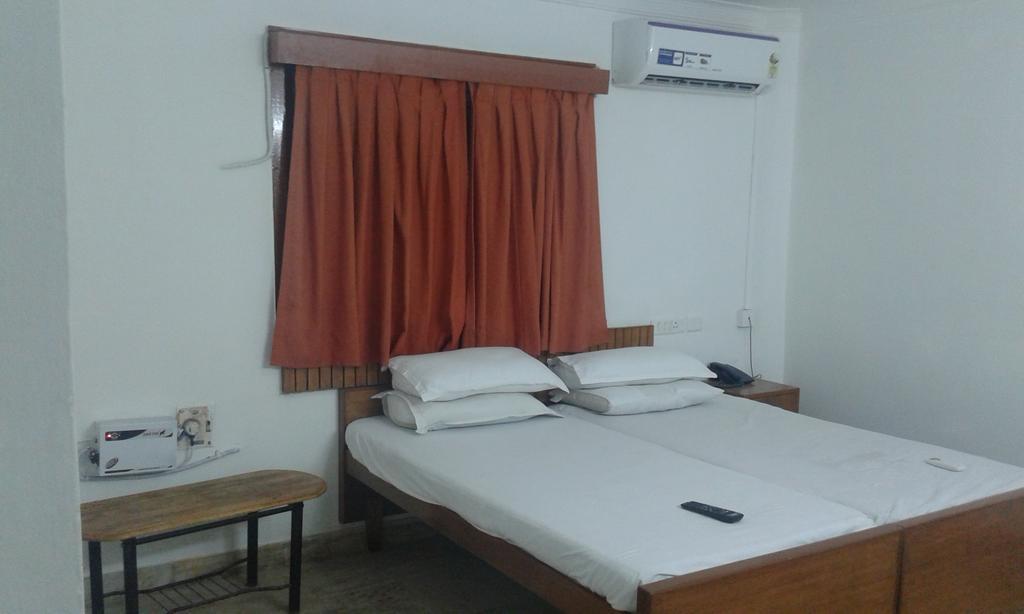 Royal Club Hotel Madras Buitenkant foto