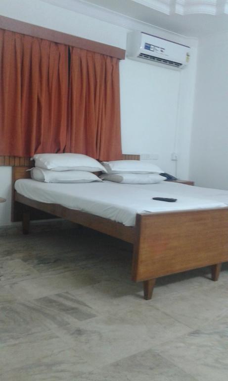 Royal Club Hotel Madras Buitenkant foto