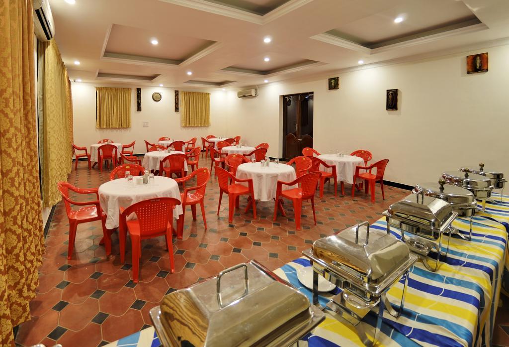 Royal Club Hotel Madras Buitenkant foto