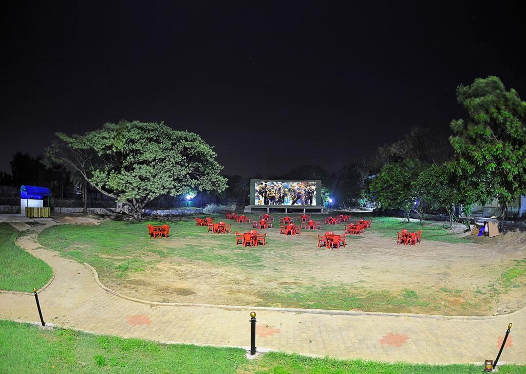 Royal Club Hotel Madras Buitenkant foto